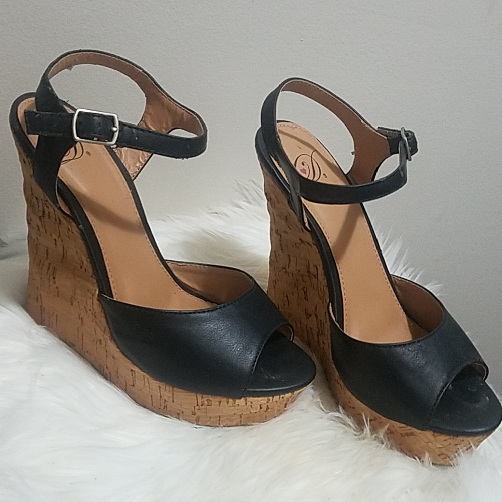 Black wedges